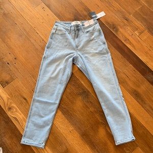 hollister jeans!! curvy high-rise mom jeans. size 0 Short